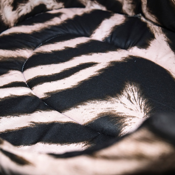 Лежанка овальная стеганая поролоновая САФАРИ ЗЕБРА БЕЖ 42*34*18см/DONBARON